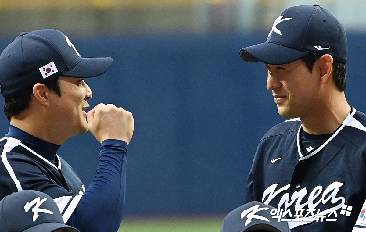 3일 오후 서울 구로구 고척스카이돔에서 열린 WBC 대한민국 대표팀 서포터스 푸른물결 발대식이 진행됐다. 발대식에 참석한 대한민국 대표팀 김하성과 이정후가 대화를 나누고 있다. 엑스포츠뉴스 DB.