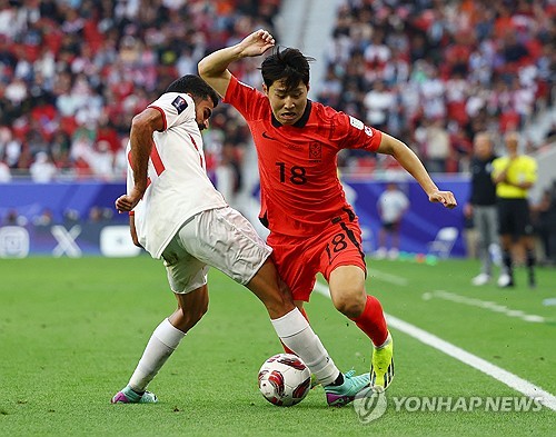 위르겐 클린스만 감독이 이끄는 대한민국 축구대표팀이 20일 카타르 도하 알투마마 경기장에서 열린 2023 아시아축구연맹 아시안컵 조별리그 E조 2차전 요르단과의 경기에서 2-2로 비겼다. 전반 8분 손흥민의 페널티킥 골이 터졌으나 전반 37분 수비형 미드필더 박용우의 자책골, 전반 추가시간 야잔 알 나이마트의 역전골이 나오면서 1-2로 역전당했다. 그러나 후반 추가시간 황인범 슛이 상대 선수를 맞고 들어가면서 간신히 2-2 무승부로 90분을 마쳤다. 연합뉴스