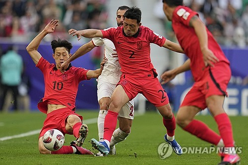 위르겐 클린스만 감독이 이끄는 대한민국 축구대표팀이 20일 카타르 도하 알투마마 경기장에서 열린 2023 아시아축구연맹 아시안컵 조별리그 E조 2차전 요르단과의 경기에서 2-2로 비겼다. 전반 8분 손흥민의 페널티킥 골이 터졌으나 전반 37분 수비형 미드필더 박용우의 자책골, 전반 추가시간 야잔 알 나이마트의 역전골이 나오면서 1-2로 역전당했다. 그러나 후반 추가시간 황인범 슛이 상대 선수를 맞고 들어가면서 간신히 2-2 무승부로 90분을 마쳤다. 연합뉴스