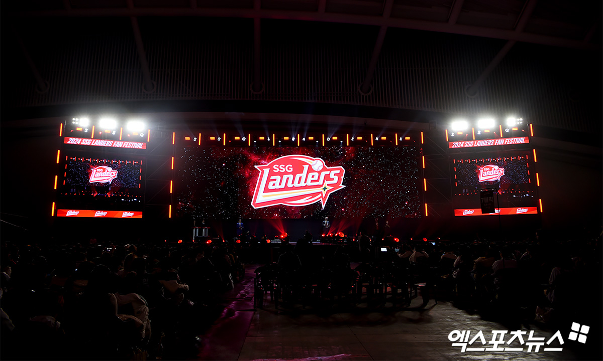 21일 오후 인천 송도컨벤시아에서 2024 SSG랜더스 팬 페스티벌이 열렸다. SSG 랜더스가 새 BI를 공개하고 있다. 인천, 고아라 기자