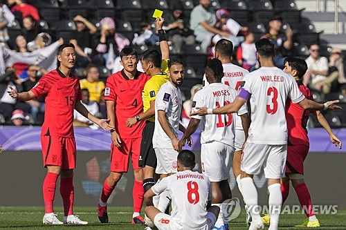 위르겐 클린스만 감독이 이끄는 대한민국 축구대표팀이 20일 카타르 도하 알투마마 경기장에서 열린 2023 아시아축구연맹 아시안컵 조별리그 E조 2차전 요르단과의 경기에서 2-2로 비겼다. 전반 8분 손흥민의 페널티킥 골이 터졌으나 전반 37분 수비형 미드필더 박용우의 자책골, 전반 추가시간 야잔 알 나이마트의 역전골이 나오면서 1-2로 역전당했다. 그러나 후반 추가시간 황인범 슛이 상대 선수를 맞고 들어가면서 간신히 2-2 무승부로 90분을 마쳤다. 연합뉴스