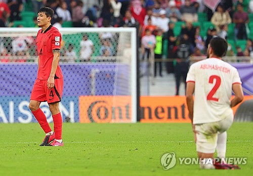 위르겐 클린스만 감독이 이끄는 대한민국 축구대표팀이 20일 카타르 도하 알투마마 경기장에서 열린 2023 아시아축구연맹 아시안컵 조별리그 E조 2차전 요르단과의 경기에서 2-2로 비겼다. 전반 8분 손흥민의 페널티킥 골이 터졌으나 전반 37분 수비형 미드필더 박용우의 자책골, 전반 추가시간 야잔 알 나이마트의 역전골이 나오면서 1-2로 역전당했다. 그러나 후반 추가시간 황인범 슛이 상대 선수를 맞고 들어가면서 간신히 2-2 무승부로 90분을 마쳤다. 연합뉴스