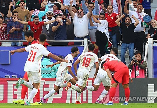 위르겐 클린스만 감독이 이끄는 대한민국 축구대표팀이 20일 카타르 도하 알투마마 경기장에서 열린 2023 아시아축구연맹 아시안컵 조별리그 E조 2차전 요르단과의 경기에서 2-2로 비겼다. 전반 8분 손흥민의 페널티킥 골이 터졌으나 전반 37분 수비형 미드필더 박용우의 자책골, 전반 추가시간 야잔 알 나이마트의 역전골이 나오면서 1-2로 역전당했다. 그러나 후반 추가시간 황인범 슛이 상대 선수를 맞고 들어가면서 간신히 2-2 무승부로 90분을 마쳤다. 연합뉴스