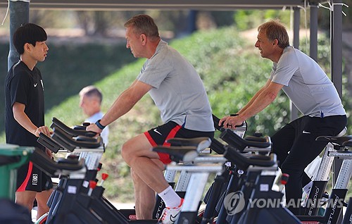  64년 만에 아시안컵 정상에 도전하는 축구대표팀 클린스만 감독과 홍현석이 13일(현지시간) 카타르 도하 알에글라 훈련장에서 훈련에 앞서 이야기를 나누고 있다. 연합뉴스