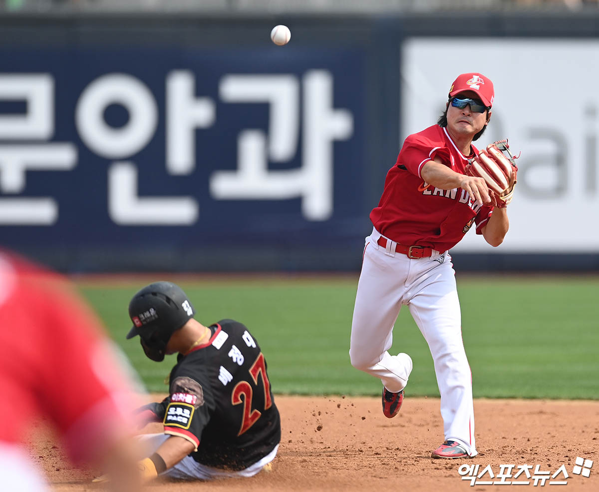 10일 오후 수원케이티위즈파크에서 열린 2023 신한은행 SOL KBO리그 SSG 랜더스와 KT 위즈의 경기, 2회말 1사 1루 KT 오윤석의 병살타 때 SSG 2루수 김성현이 2루에서 1루주자 배정대를 아웃시킨 뒤 1루로 송구하고 있다. 엑스포츠뉴스 DB.