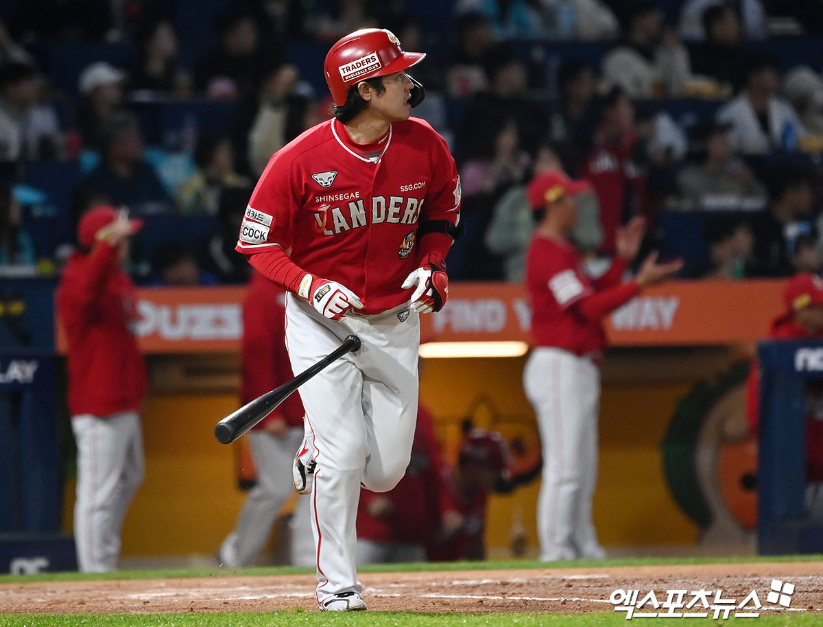 25일 오후 경상남도 창원NC파크에서 열린 2023 신한은행 SOL KBO 포스트시즌 SSG 랜더스와 NC 다이노스의 준플레이오프 3차전 경기, 2회초 2사 만루 SSG 최정이 만루 홈런을 날리고 있다. 엑스포츠뉴스 DB.