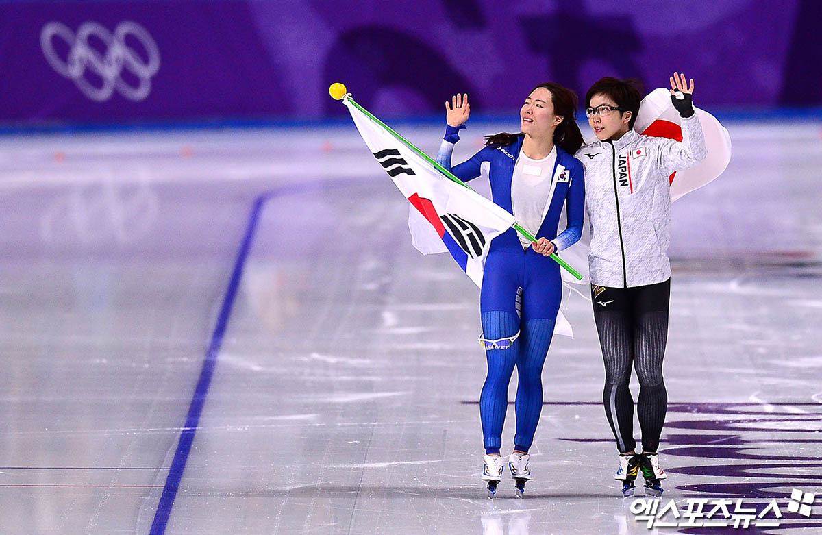 이상화(왼쪽)와 고다이라 나오가 2018년 평창 동계올림픽에서 여자 스피드스케이팅 500m 경기를 마치고 팬들에게 손을 흔들고 있다. 당시 고다이라가 금메달, 이상화가 은메달을 따냈다. 엑스포츠뉴스 DB