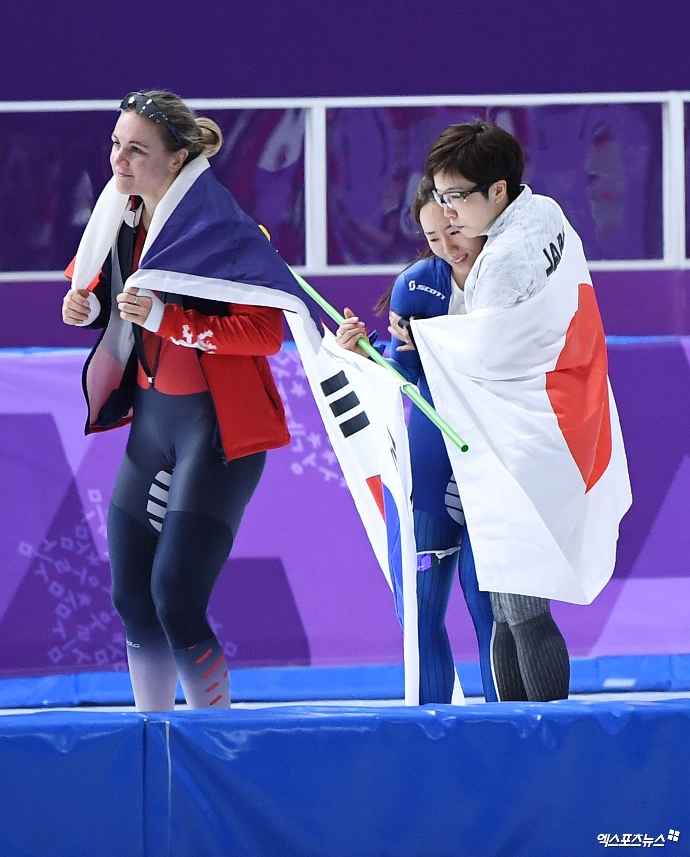 2018년 평창 동계올림픽 여자 스피드스케이팅 500m 경기를 마치고 이상화(가운데)가 눈물을 흘리자 고다이라 나오(오른쪽)가 따뜻하게 안아주며 다독이고 있다. 당시 고다이라는 금메달, 이상화는 은메달을 목에 걸었다. 엑스포츠뉴스 DB