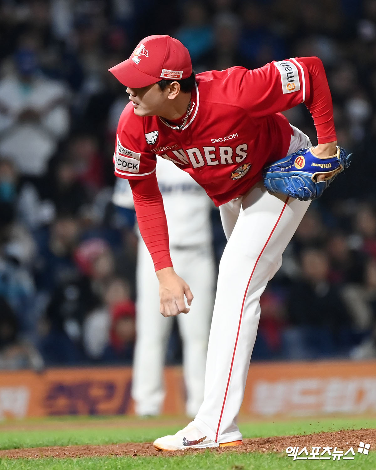 25일 오후 경상남도 창원NC파크에서 열린 2023 신한은행 SOL KBO 포스트시즌 SSG 랜더스와 NC 다이노스의 준플레이오프 3차전 경기, 8회말 SSG 서진용이 공을 힘차게 던지고 있다. 엑스포츠뉴스 DB.