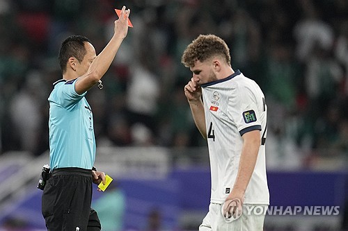 22일 카타르 알라이얀에 위치한 아흐메드 빈 알리 스타디움에서 열린 사우디아라비아와 키르기스스탄과의 아시안컵 조별리그 F조 2차전서 사우디가 2-0 완승을 거뒀다. 거친 태클을 시도한 키르기스스탄 키미 메르크에게 레드 카드를 꺼내는 주심. 알라이얀 연합뉴스