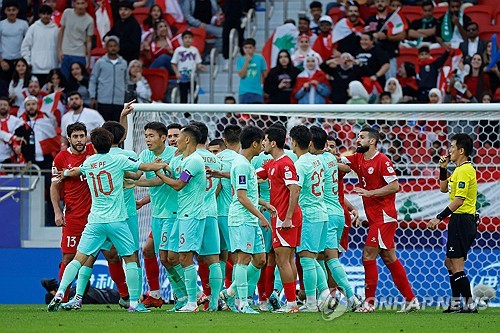 중국이 17일 카타르 도하 알투마마 경기장에서 열린 2023 아시아축구연맹 아시안컵 레바논과의 조별리그 A조 2차전에서 0-0으로 비겨 2경기 연속 득점 없이 무승부를 기록했다. 두 팀 선수들이 다투고 있다. 도하 연합뉴스