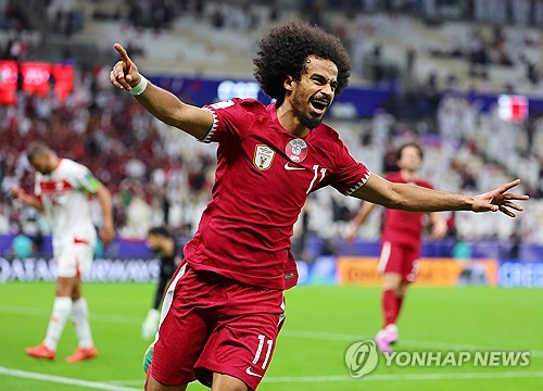 12일(현지시간) 카타르 루사일 스타디움에서 열린 2023 아시안컵 개막전 카타르와 레바논의 경기. 카타르 아크람 아피프가 후반 추가 시간 자신의 두번째 골을 성공시킨 뒤 기뻐하고 있다. 연합뉴스