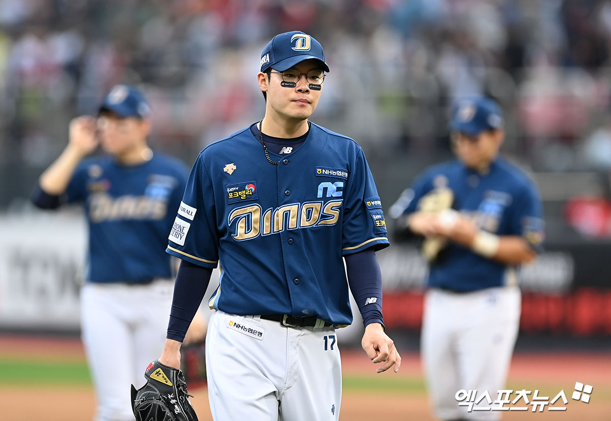 NC 다이노스 투수 김영규가 2023 신한은행 SOL KBO 포스트시즌 KT 위즈와의 플레이오프 5차전에 구원 등판해 투구한 뒤 마운드에서 내려오고 있다. 엑스포츠뉴스 DB