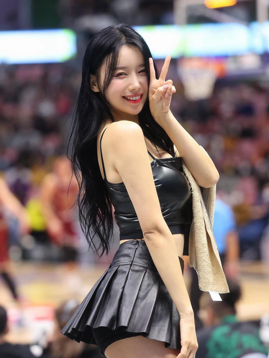 치어리더' 이아영, 밀착 가죽 의상 입고 자랑한 글래머 몸매