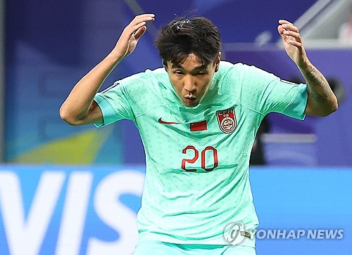 중국이 23일 열린 카타르와의 2023 AFC 아시안컵 조별리그 3차전에서 0-1 패배를 당했다. 이번 패배로 중국의 16강 진출은 어려워졌다. 중국의 웨이스하오가 득점 찬스를 놓친 뒤 좌절하고 있다. 사진 연합뉴스