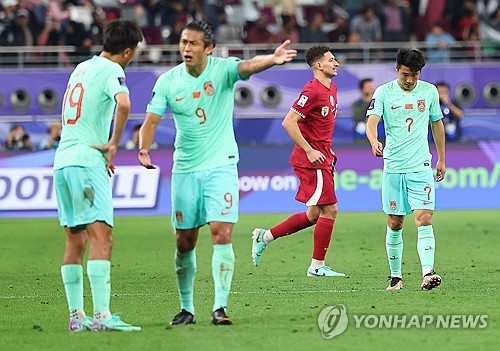 중국이 23일 열린 카타르와의 2023 AFC 아시안컵 조별리그 3차전에서 0-1 패배를 당했다. 이번 패배로 중국의 16강 진출은 어려워졌다. 중국 선수들이 서로 언성을 높이며 대화하고 있다. 사진 연합뉴스