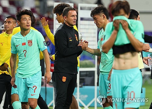 중국이 23일 열린 카타르와의 2023 AFC 아시안컵 조별리그 3차전에서 0-1 패배를 당했다. 이번 패배로 중국의 16강 진출은 어려워졌다. 경기 후 중국 선수들이 좌절에 빠졌다. 사진 연합뉴스