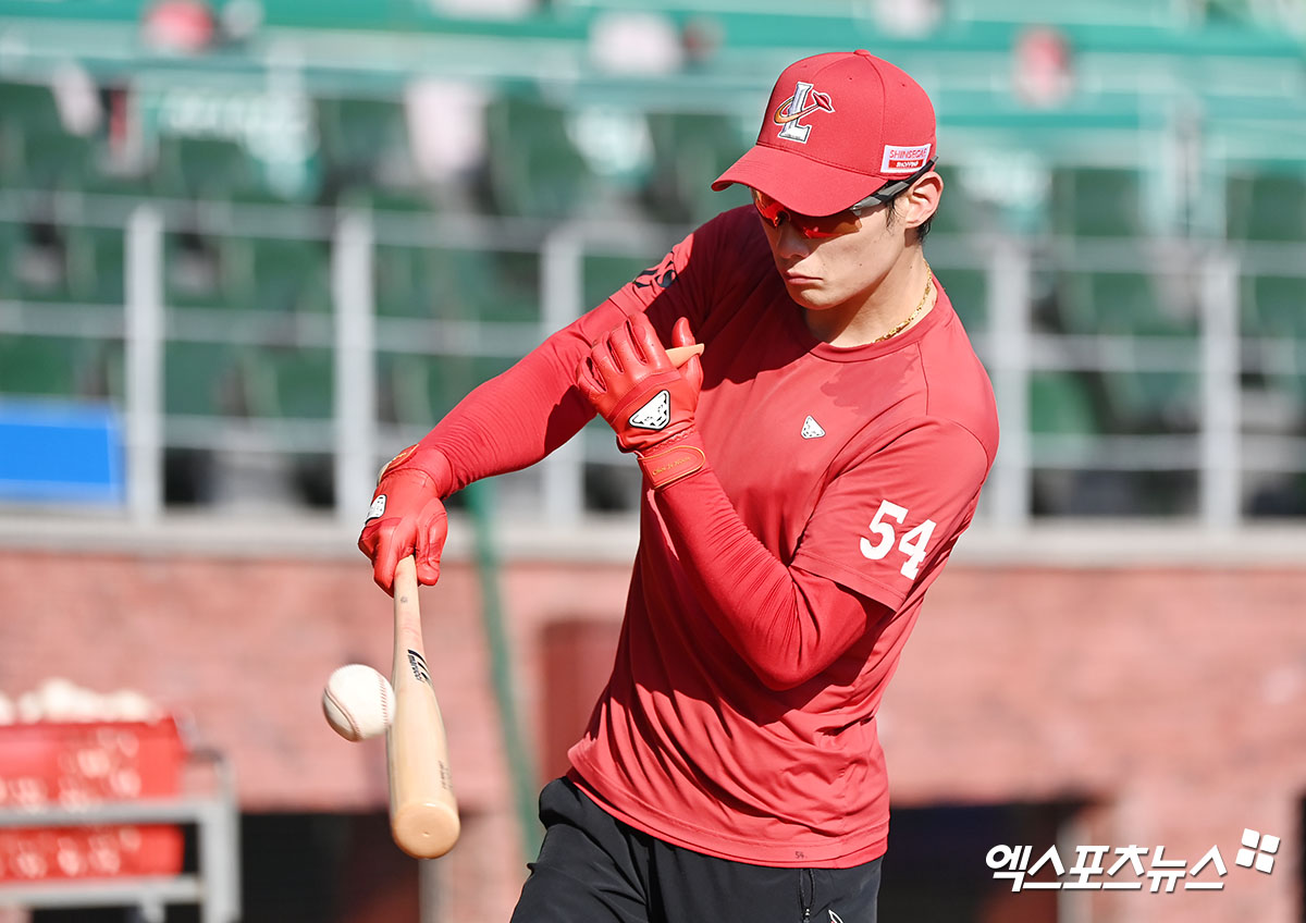 23일 오후 인천SSG랜더스필드에서 열리는 2023 신한은행 SOL KBO 포스트시즌 NC 다이노스와 SSG 랜더스의 준플레이오프 2차전 경기, SSG 최지훈이 훈련에 임하고 있다. 엑스포츠뉴스 DB.