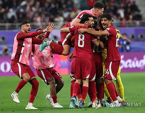 중국 축구대표팀이 23일 열린 카타르와의 2023 AFC 카타르 아시안컵 조별리그 3차전에서 패배해 16강 진출에 먹구름이 꼈다. 중국은 후반 21분 카타르에 결승골을 허용했다. 득점이 터진 뒤 카타르 선수들이 기뻐하고 있다. 사진 연합뉴스