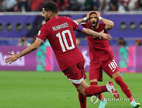 중국 축구대표팀이 23일 열린 카타르와의 2023 AFC 카타르 아시안컵 조별리그 3차전에서 패배해 16강 진출에 먹구름이 꼈다. 중국은 후반 21분 카타르에 결승골을 허용했다. 득점이 터진 뒤 카타르 선수들이 기뻐하고 있다. 사진 연합뉴스