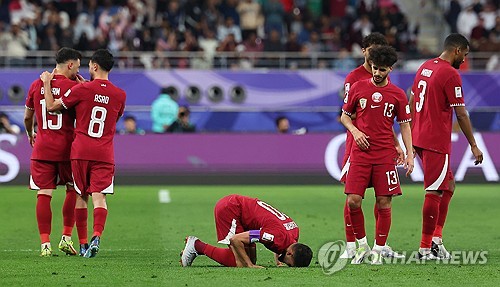 22일 카타르 도하에 위치한 칼리파 인터내셔널 스타디움에서 열린 중국과 디펜딩 챔피언 카타르의 아시아축구연맹 아시안컵 조별리그 A조 최종전은 카타르의 1-0 승리로 종료됐다. 이에 따라 2무1패로 조 3위를 차지한 중국은 조별리그 탈락 가능성이 높아졌다. 카타르 하이도스가 환상 발리골을 터뜨린 후 골 셀레브레이션을 펼치고 있다. 카타르는 하이도스의 결승골을 앞세워 3전 전승으로 조별리그를 통과했다. 도하 연합뉴스