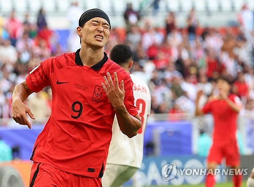 20일 카타르 도하 앗수마마 스타디움에서 열린 2023 아시아축구연맹 카타르 아시안컵 조별리그 E조 2차전 요르단과 한국의 경기에서 공격수 조규성이 완벽한 기회를 놓친 뒤 아쉬워하고 있다. 도하 연합뉴스