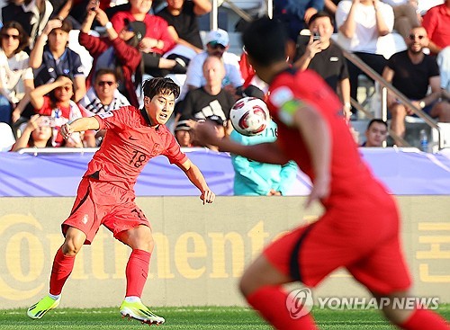 아시아축구연맹(AFC)은 17일(한국시간) 2023 AFC 카타르 아시안컵 조별리그 1차전에서 뛰어난 활약을 펼친 선수들을 선정해 베스트 일레븐을 공개했다. 한국에서는 바레인전 선제골의 주인공 황인범과 멀티골을 터트린 이강인이 이름을 올렸다. 사진 연합뉴스