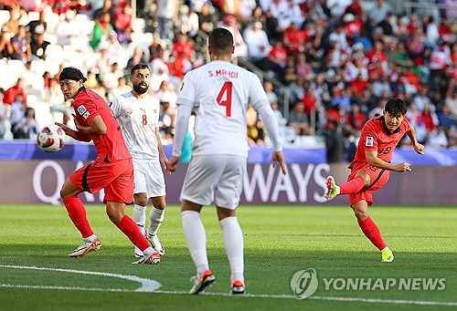 아시아축구연맹(AFC)은 17일(한국시간) 2023 AFC 카타르 아시안컵 조별리그 1차전에서 뛰어난 활약을 펼친 선수들을 선정해 베스트 일레븐을 공개했다. 한국에서는 바레인전 선제골의 주인공 황인범과 멀티골을 터트린 이강인이 이름을 올렸다. 사진 연합뉴스