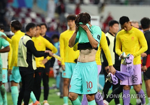 중국 축구대표팀이 23일 열린 카타르와의 2023 AFC 카타르 아시안컵 조별리그 3차전에서 패배해 16강 진출에 먹구름이 꼈다. 사진 연합뉴스