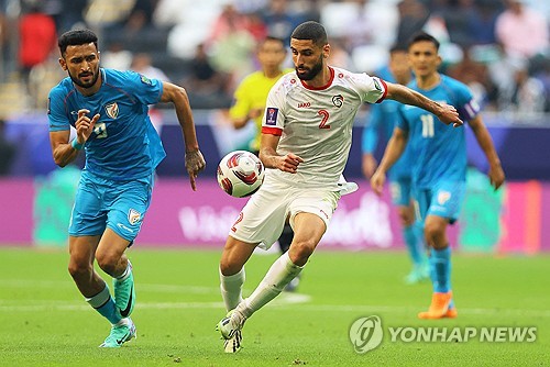 시리아가 23일 카타르 알코르에 위치한 알바이트 스타디움에서 열린 인도와의 2023 아시아축구연맹 카타르 아시안컵 조별예선 B조 3차전에서 인도에 1-0 승리를 거두고 16강 막차 탑승의 유리한 고지를 점령했다. 두 팀 선수들이 볼을 다투고 있다. 연합뉴스