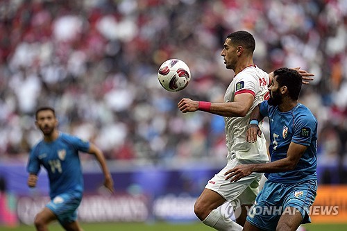 시리아가 23일 카타르 알코르에 위치한 알바이트 스타디움에서 열린 인도와의 2023 아시아축구연맹 카타르 아시안컵 조별예선 B조 3차전에서 인도에 1-0 승리를 거두고 16강 막차 탑승의 유리한 고지를 점령했다. 두 팀 선수들이 볼을 다투고 있다. 연합뉴스