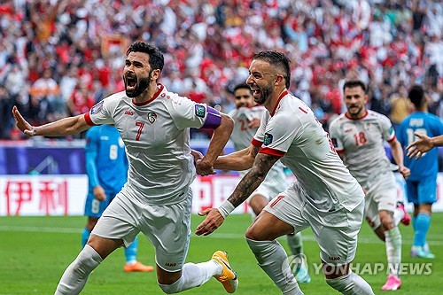 시리아가 23일 카타르 알코르에 위치한 알바이트 스타디움에서 열린 인도와의 2023 아시아축구연맹 카타르 아시안컵 조별예선 B조 3차전에서 인도에 1-0 승리를 거두고 16강 막차 탑승의 유리한 고지를 점령했다. 시리아 공격수 오마르 크리빈이 득점 뒤 환호하고 있다. 연합뉴스