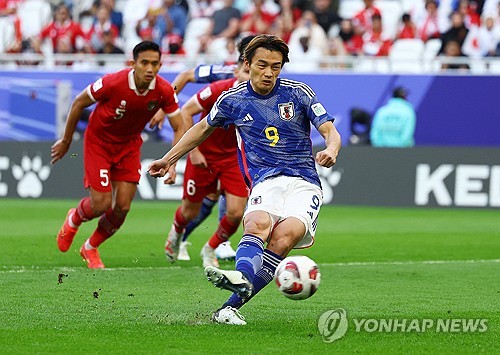 일본 축구대표팀 공격수 우에다 아야세가 24일 카타르 도하 알투마마 스타디움 열린 인도네시아와 2023 아시아축구연맹(AFC) 아시안컵 조별예선 D조 3차전에서 전반 6분 페널티킥을 성공시키고 있다. 도하 연합뉴스