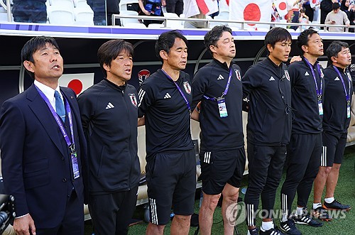 모리야스 하지메 감독이 이끄는 일본 축구대표팀이 24일 카타르 도하 알투마마 스타디움 열린 인도네시아와 2023 아시아축구연맹(AFC) 아시안컵 조별예선 D조 3차전에서 일본 국가를 부르고 있다. 도하 연합뉴스