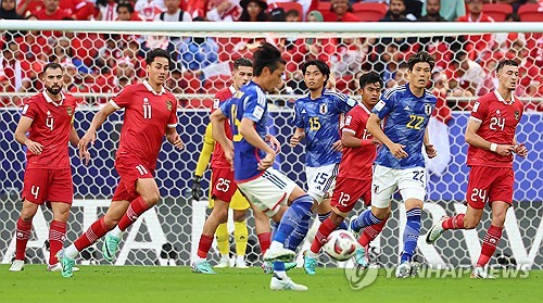 24일(현지시간) 카타르 도하 앗수마마 스타디움에서 열린 2023 아시아축구연맹(AFC) 아시안컵 조별리그 D조 최종전 일본과 말레이시아의 경기. 인도네시아 수비진이 일본의 공격에 맞서 수비를 견고히 하고 있다. 연합뉴스