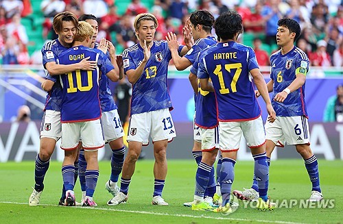 24일(현지시간) 카타르 도하 앗수마마 스타디움에서 열린 2023 아시아축구연맹(AFC) 아시안컵 조별리그 D조 최종전 일본과 인도네시아의 경기. 일본 우에다 아야세(9번)가 추가골을 성공시킨 뒤 동료들과 기뻐하고 있다. 연합뉴스