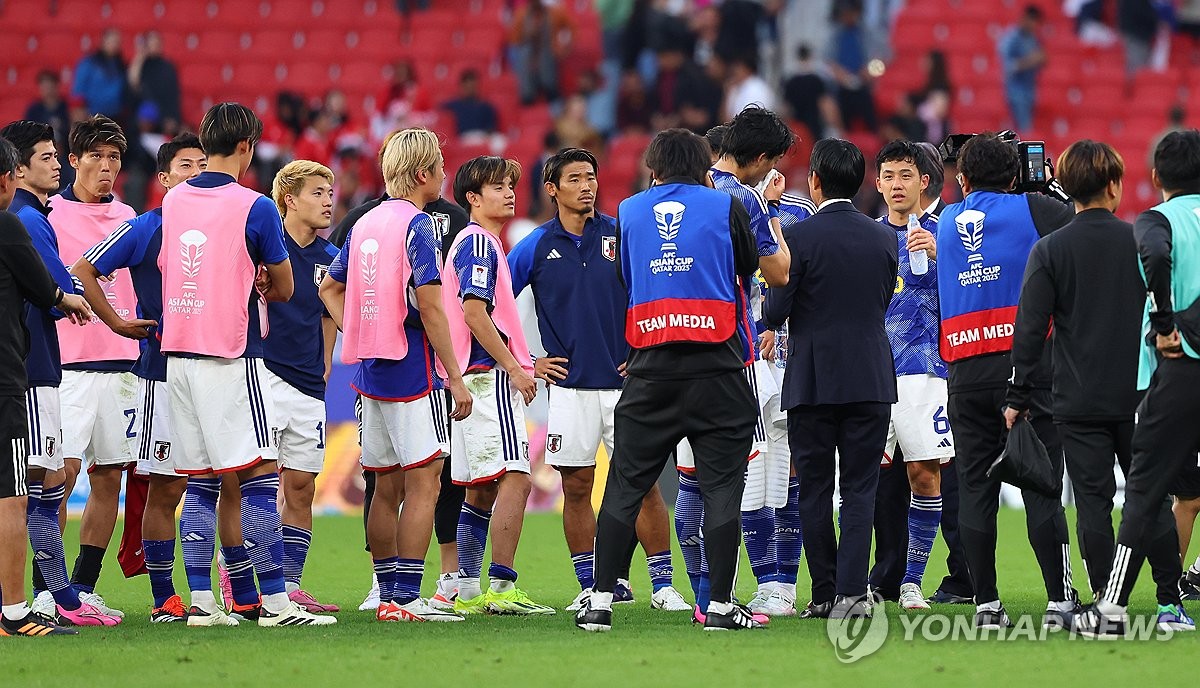 모리야스 하지메 일본 축구대표팀 감독이 24일 카타르 도하에서 열린 2024 아시아축구연맹(AFC) 아시안컵 조별리그 D조 3차전 인도네시아와의 경기에서 3-1로 승리한 뒤 선수들을 격려하고 있다. 연합뉴스