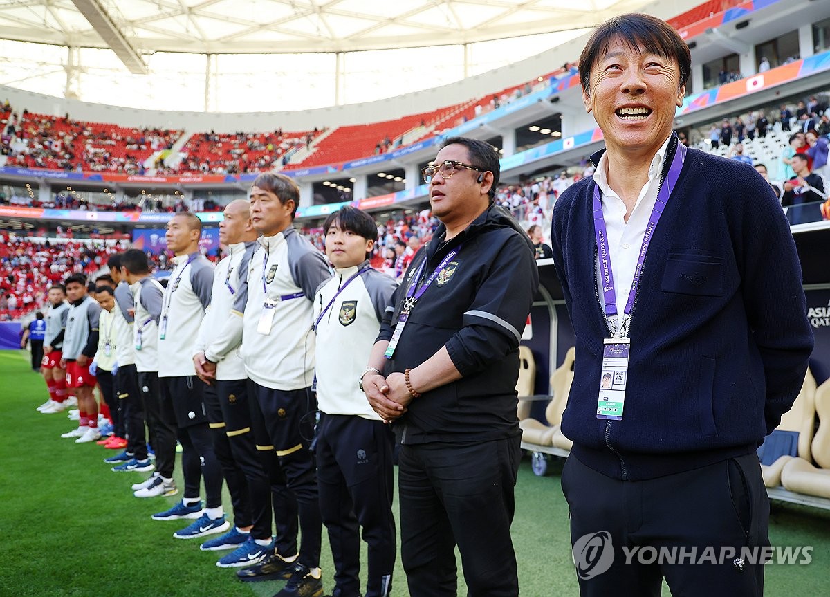 신태용 인도네시아 축구대표팀 감독이 24일 카타르 도하에서 열린 2023 아시아축구연맹(AFC) 아시안컵 조별리그 D조 3차전 일본과의 경기를 앞두고 웃고 있다. 연합뉴스