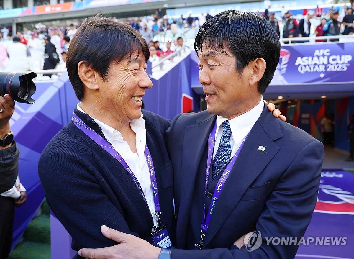 신태용 인도네시아 축구대표팀 감독이 24일 카타르 도하에서 열린 2023 아시아축구연맹(AFC) 아시안컵 조별리그 D조 3차전 일본과의 경기에 앞서 모리야스 하지메 일본 축구대표팀 감독과 인사하고 있다. 연합뉴스