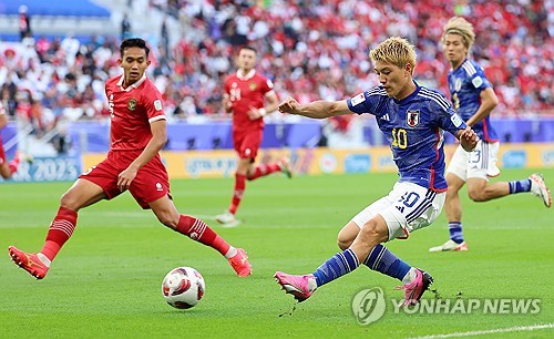 24일(현지시간) 카타르 도하 앗수마마 스타디움에서 열린 2023 아시아축구연맹(AFC) 아시안컵 조별리그 D조 최종전 일본과 인도네시아의 경기. 일본 도안 리쓰가 우에다 아야세를 향해 어시스트하고 있다. 연합뉴스