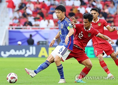 4일(현지시간) 카타르 도하 앗수마마 스타디움에서 열린 2023 아시아축구연맹(AFC) 아시안컵 조별리그 D조 최종전 일본과 인도네시아의 경기. 일본 엔도 와타루가 인니의 압박을 피해 공을 돌리고 있다. 연합뉴스