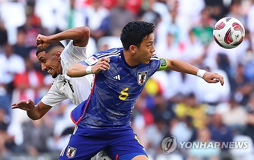 19일 카타르 알라이얀 에듀케이션 시티 스타디움에서 열린 2023 아시아축구연맹(AFC) 아시안컵 조별리그 D조 이라크와 일본의 경기. 일본 엔도 와타루와 이라크 아미르 알암마리가 공중볼 경합을 벌이고 있다. 연합뉴스