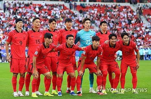 20일(현지시간) 카타르 도하 앗수마마 스타디움에서 열린 2023 아시아축구연맹(AFC) 카타르 아시안컵 조별리그 E조 2차전 요르단과 한국의 경기. 대표팀 선수들이 팀포토를 찍고 있다. 연합뉴스