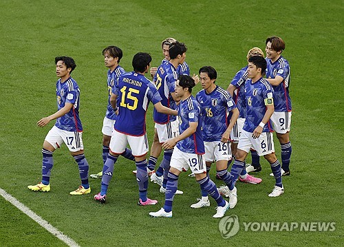 일본은 24일 카타르 도하 알투마마 경기장에서 열린 2023 카타르 아시안컵 조별리그 D조 마지막 3차전에서 멀티골을 폭발한 네덜란드 페예노르트 소속 스트라이커 우에다 아야세를 앞세워 인도네시아를 3-1로 물리쳤다. 일본 선수들이 우에다 선제골 뒤 자축하고 있다. 도하 연합뉴스