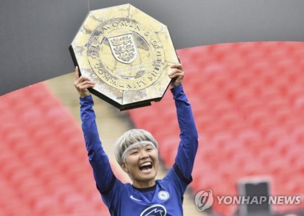 한국 여자 축구 사상 최고의 선수로 평가받는 지소연이 2년간 국내무대 생활을 청산하고 미국에서의 새 도전을 선택했다. 미국여자프로축구 시애틀 레인 구단은 25일 홈페이지를 통해 지소연과 2025시즌까지 동행한다고 발표했다. 시애틀 구단은 이번 계약이 구단 역사에서 중요한 순간이라며 지소연이 잉글랜드와 우리나라 무대를 거쳐 이룬 성과를 조명했다. 연합뉴스