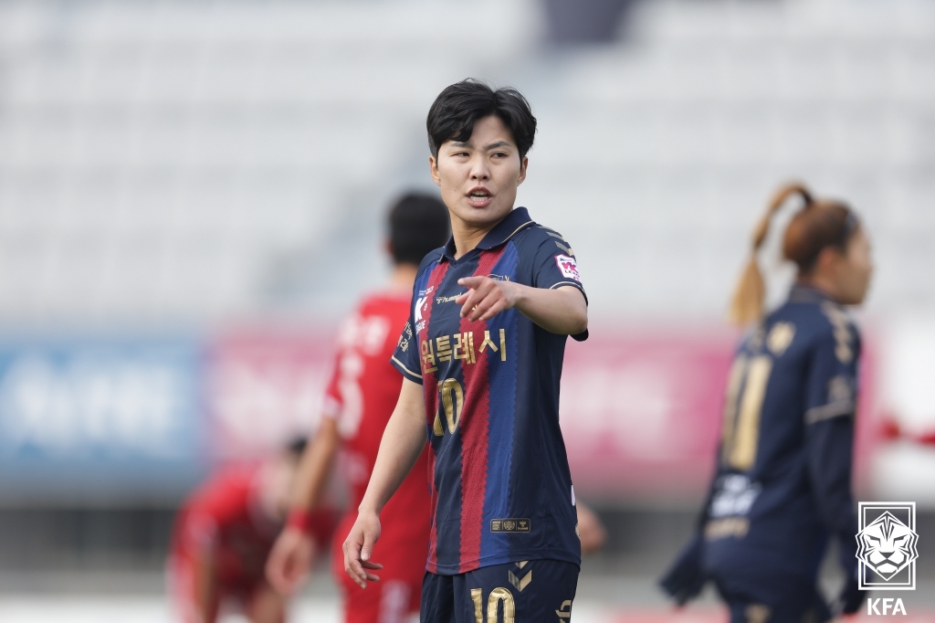 한국 여자 축구 사상 최고의 선수로 평가받는 지소연이 2년간 국내무대 생활을 청산하고 미국에서의 새 도전을 선택했다. 미국여자프로축구 시애틀 레인 구단은 25일 홈페이지를 통해 지소연과 2025시즌까지 동행한다고 발표했다. 시애틀 구단은 이번 계약이 구단 역사에서 중요한 순간이라며 지소연이 잉글랜드와 우리나라 무대를 거쳐 이룬 성과를 조명했다. 대한축구협회