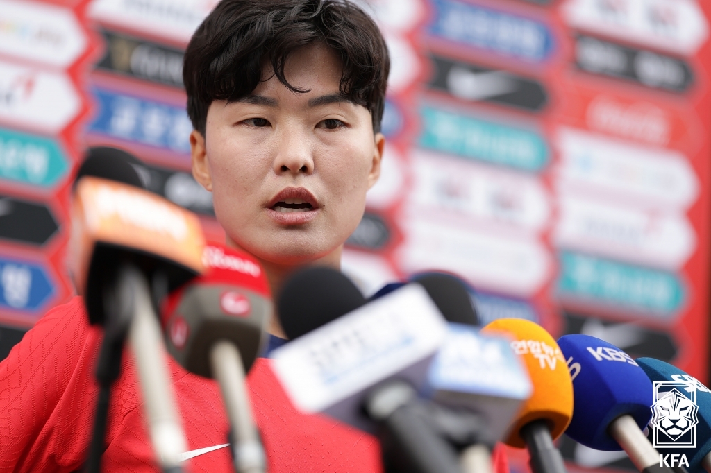 한국 여자 축구 사상 최고의 선수로 평가받는 지소연이 2년간 국내무대 생활을 청산하고 미국에서의 새 도전을 선택했다. 미국여자프로축구 시애틀 레인 구단은 25일 홈페이지를 통해 지소연과 2025시즌까지 동행한다고 발표했다. 시애틀 구단은 이번 계약이 구단 역사에서 중요한 순간이라며 지소연이 잉글랜드와 우리나라 무대를 거쳐 이룬 성과를 조명했다. 대한축구협회