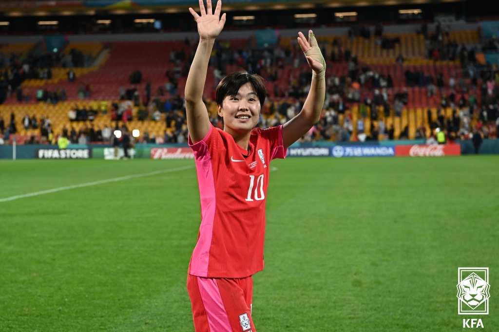 한국 여자 축구 사상 최고의 선수로 평가받는 지소연이 2년간 국내무대 생활을 청산하고 미국에서의 새 도전을 선택했다. 미국여자프로축구 시애틀 레인 구단은 25일 홈페이지를 통해 지소연과 2025시즌까지 동행한다고 발표했다. 시애틀 구단은 이번 계약이 구단 역사에서 중요한 순간이라며 지소연이 잉글랜드와 우리나라 무대를 거쳐 이룬 성과를 조명했다. 대한축구협회