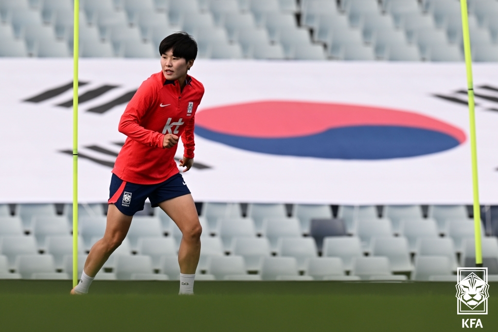 한국 여자 축구 사상 최고의 선수로 평가받는 지소연이 2년간 국내무대 생활을 청산하고 미국에서의 새 도전을 선택했다. 미국여자프로축구 시애틀 레인 구단은 25일 홈페이지를 통해 지소연과 2025시즌까지 동행한다고 발표했다. 시애틀 구단은 이번 계약이 구단 역사에서 중요한 순간이라며 지소연이 잉글랜드와 우리나라 무대를 거쳐 이룬 성과를 조명했다. 대한축구협회