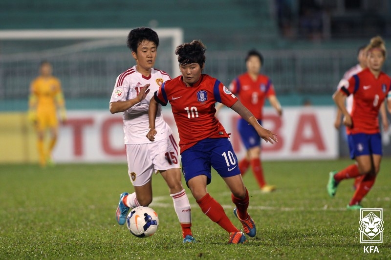 한국 여자 축구 사상 최고의 선수로 평가받는 지소연이 2년간 국내무대 생활을 청산하고 미국에서의 새 도전을 선택했다. 미국여자프로축구 시애틀 레인 구단은 25일 홈페이지를 통해 지소연과 2025시즌까지 동행한다고 발표했다. 시애틀 구단은 이번 계약이 구단 역사에서 중요한 순간이라며 지소연이 잉글랜드와 우리나라 무대를 거쳐 이룬 성과를 조명했다. 대한축구협회